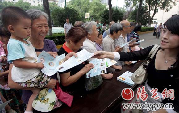 工作人員向市民發(fā)放環(huán)保知識讀本。
