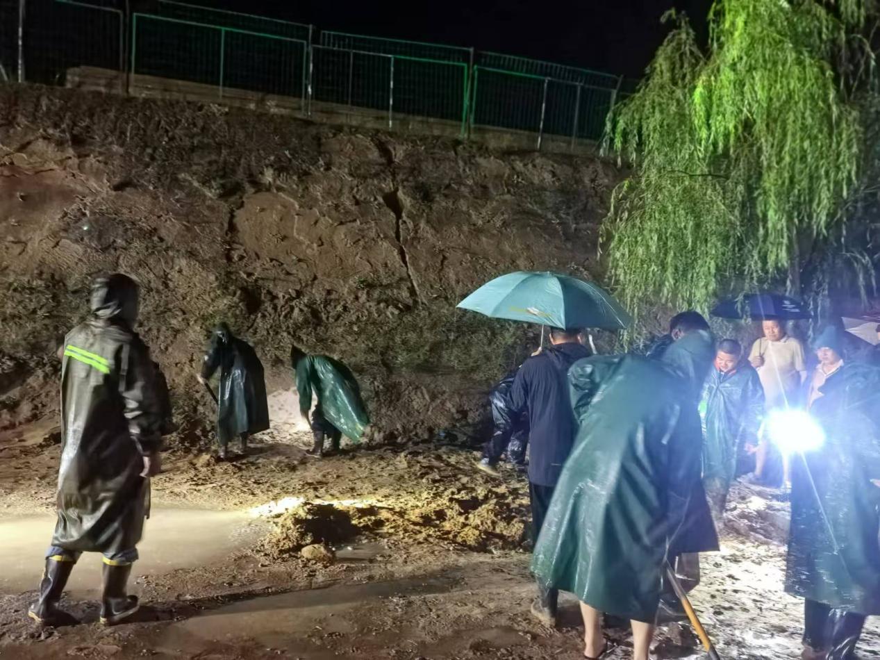 油氣工程公司王渠則站組織全員“戰(zhàn)暴雨、搶排險(xiǎn)、保安全”.jpg